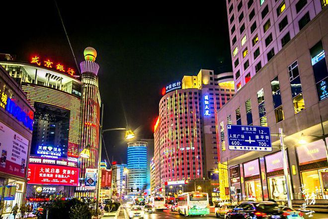 长春有一条重庆路被当地人称作“金街”夜色下和重庆一样繁华(图11)
